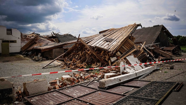 Diese drei Gebäude wurden nicht nur abgedeckt, sondern zur Gänze umgeworfen – obwohl sie in ...