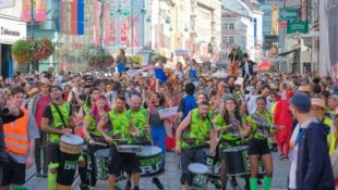 Das 37. Pflasterspektakel begann mit pulsierenden Beats und einem bunten Festzug.