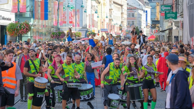 Das 37. Pflasterspektakel begann mit pulsierenden Beats und einem bunten Festzug.