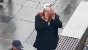 Ungewöhnliches Video: Was war mit diesem Mann mitten im Regen vor dem Stephansdom los?