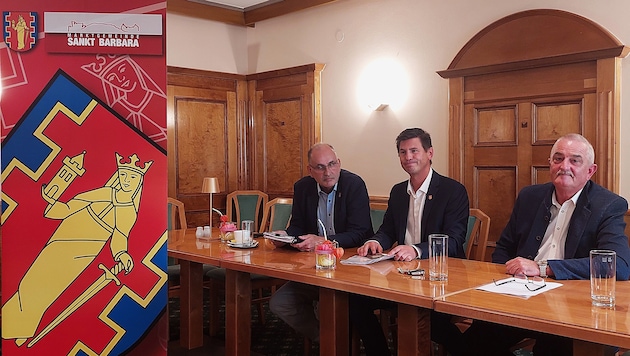 Kassasturz in St. Barbara: Franz Lammer, Bürgermeister Arno Russ (beide ÖVP) und Vize-Ortschef ...