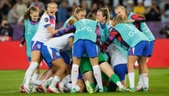 Großer Jubel bei den Engländerinnen, sie stehen im EM-Halbfinale.