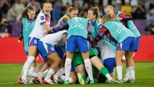 Großer Jubel bei den Engländerinnen, sie stehen im EM-Halbfinale.