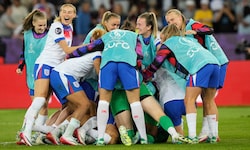 Großer Jubel bei den Engländerinnen, sie stehen im EM-Halbfinale.