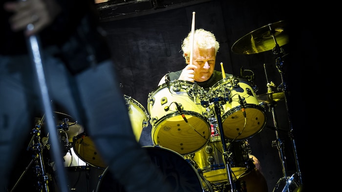 Das Erbe von Nicko McBrain wiegt schwer – aber Drummer-Neuling Simon Dawson probiert alles, um ...