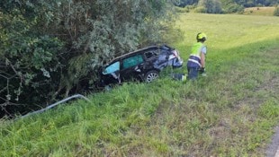 Ein Auto war in einem Straßengraben gelandet. 