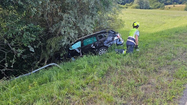 Ein Auto war in einem Straßengraben gelandet.