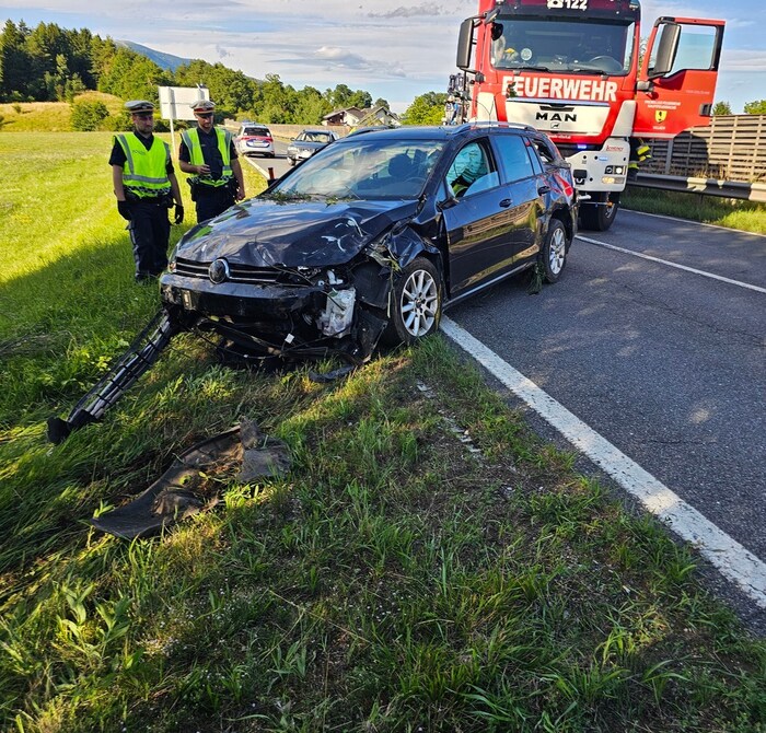 Das Auto musste aus dem Straßengraben gezogen werden.