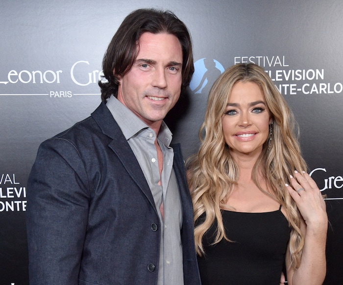 Denise Richards wirft ihrem Noch-Ehemann vor, sie misshandelt zu haben.