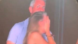 Dieser Moment ging viral: Der CEO einer US-Tech-Firma wurde beim Coldplay-Konzert mit seiner ...