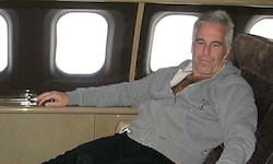 Jeffrey Epstein in seinem Privatflugzeug auf einem Archivbild