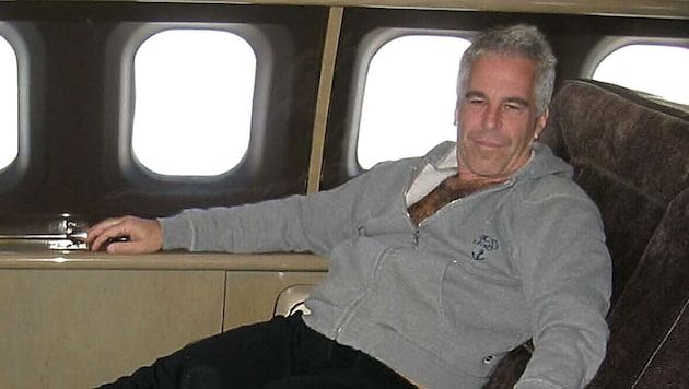 Jeffrey Epstein in seinem Privatflugzeug auf einem Archivbild