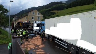 Die verkeilten Schwerfahrzeuge blockierten bis in den späten Abend hinein den Verkehr auf der ...