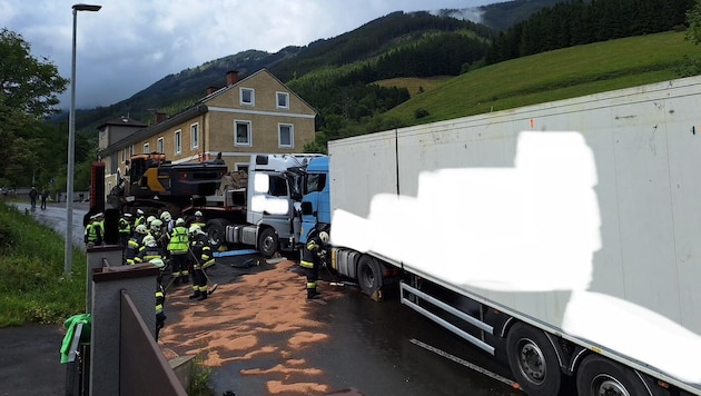 Die verkeilten Schwerfahrzeuge blockierten bis in den späten Abend hinein den Verkehr auf der ...