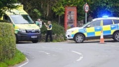 Rettungs- und Einsatzkräfte am Ort des schweren Unfalls.