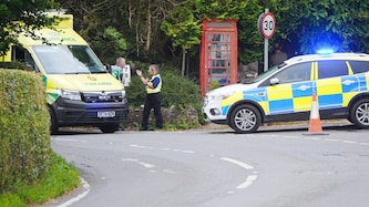 Rettungs- und Einsatzkräfte am Ort des schweren Unfalls.