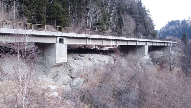 Die Hangbrücke Wiesberg (Goidingerbrücke) zwischen Pians und Strengen muss dringend saniert ...