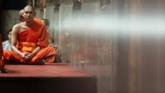 Thailändische buddhistische Mönche bei ihrem Gebet im Wat Paknam Tempel in Bangkok