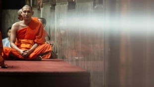 Thailändische buddhistische Mönche bei ihrem Gebet im Wat Paknam Tempel in Bangkok