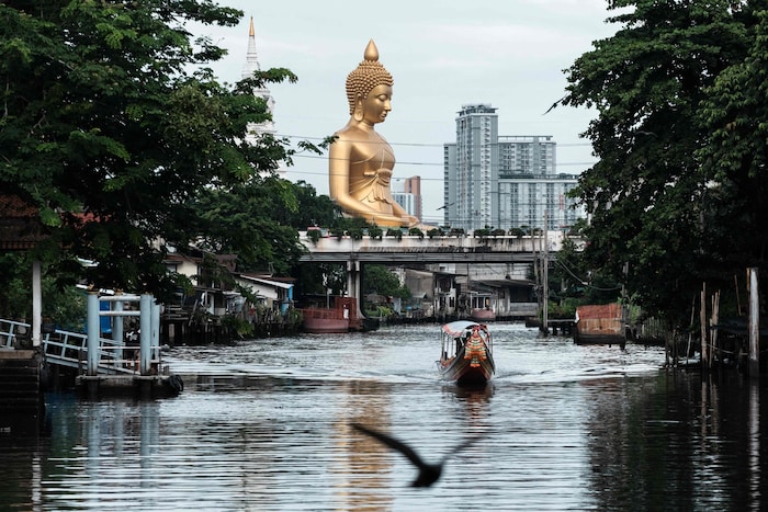 Beim Wat Paknam Tempel in Bangkok steht eine 69 Meter hohe Buddha-Statue.