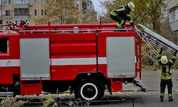 Die ukrainische Feuerwehr kämpft bei vielen Einsätzen gegen Brände nach Angriffen.