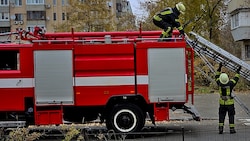 Die ukrainische Feuerwehr kämpft bei vielen Einsätzen gegen Brände nach Angriffen.