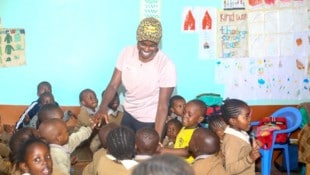 Sabrina Simader hilft bei Charity-Projekten in Kenia.