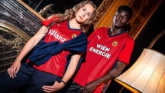 Tabea Aitenbichler (li.) und Ange Ahoussou im neuen Auswärtstrikot 2025/26 des SK Rapid.