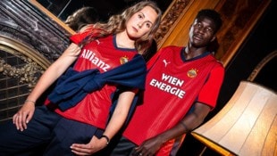 Tabea Aitenbichler (li.) und Ange Ahoussou im neuen Auswärtstrikot 2025/26 des SK Rapid.