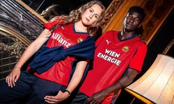 Tabea Aitenbichler (li.) und Ange Ahoussou im neuen Auswärtstrikot 2025/26 des SK Rapid.
