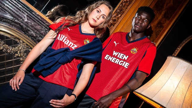 Tabea Aitenbichler (li.) und Ange Ahoussou im neuen Auswärtstrikot 2025/26 des SK Rapid.
