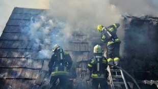 Ein Teil des Dachs stand in Vollbrand. 
