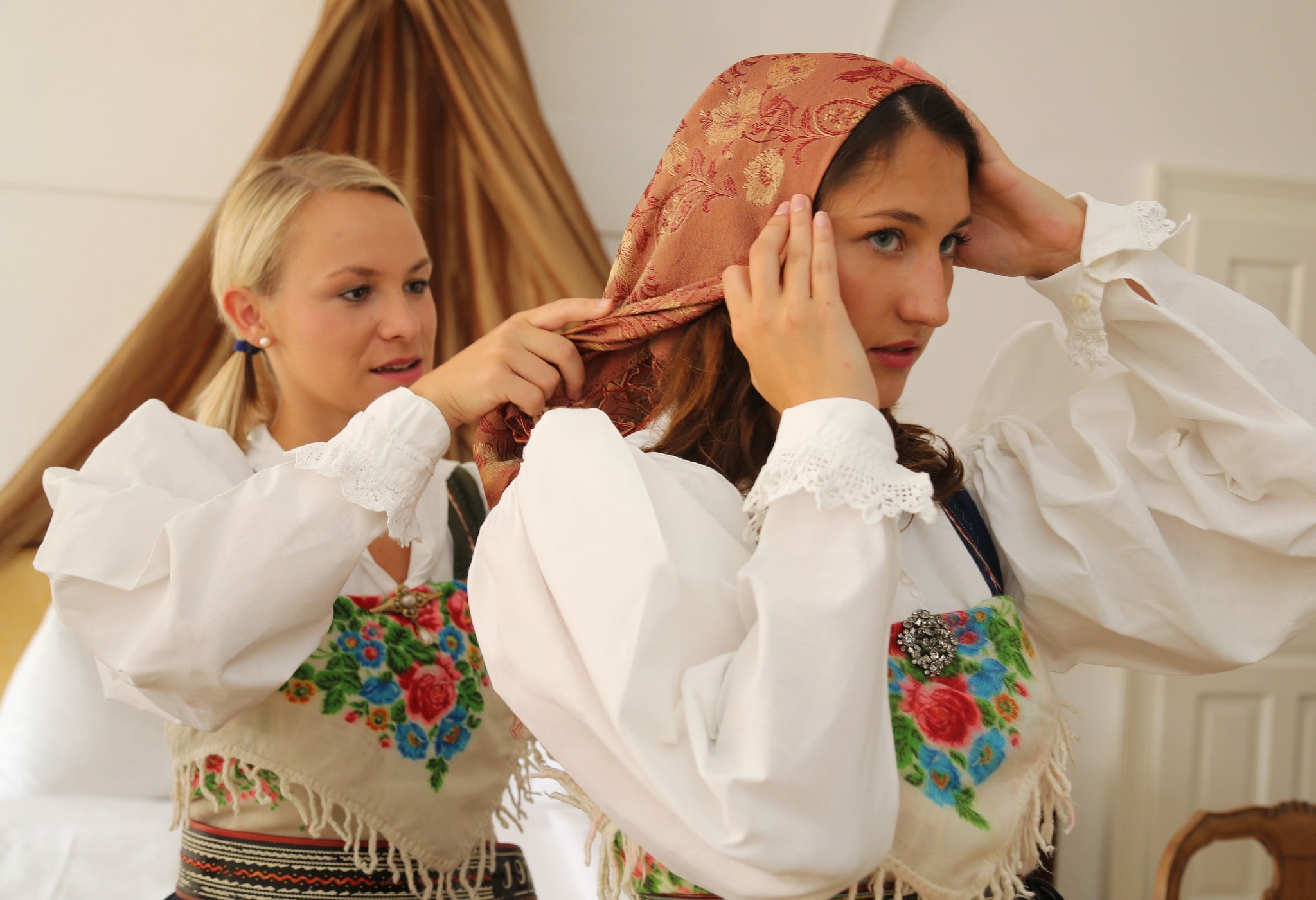 Das Seidentüchl am Kopf bildet den letzten Schritt beim Anziehen der Untergailtaler Tracht.