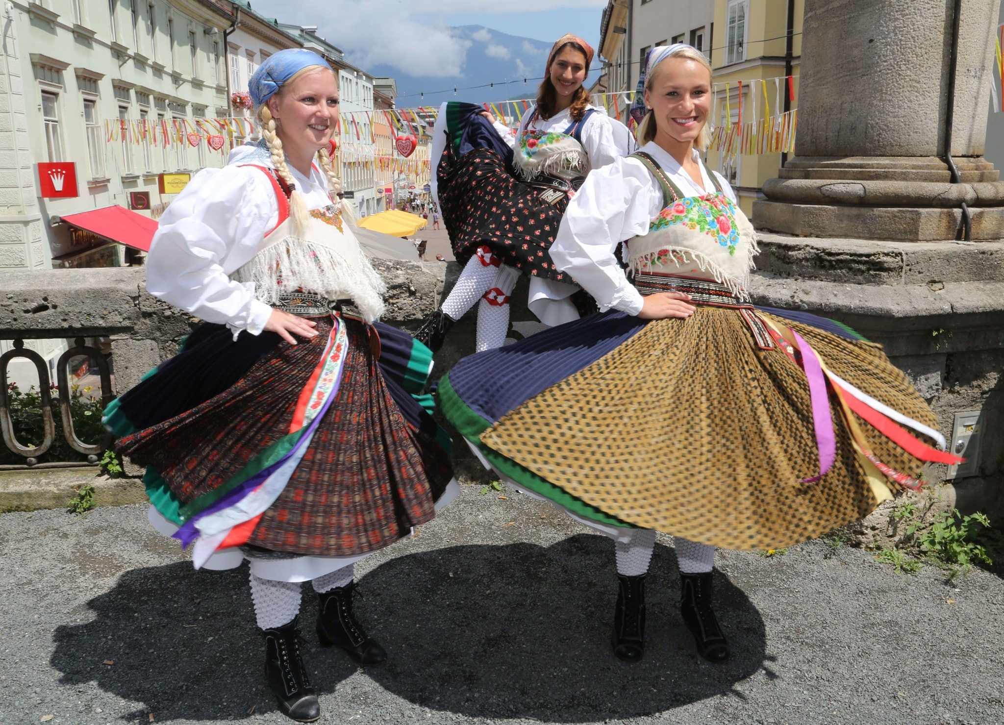Wer Übung hat, braucht nur 30 Minuten, um sich in der Gailtaler Tracht präsentieren zu können.