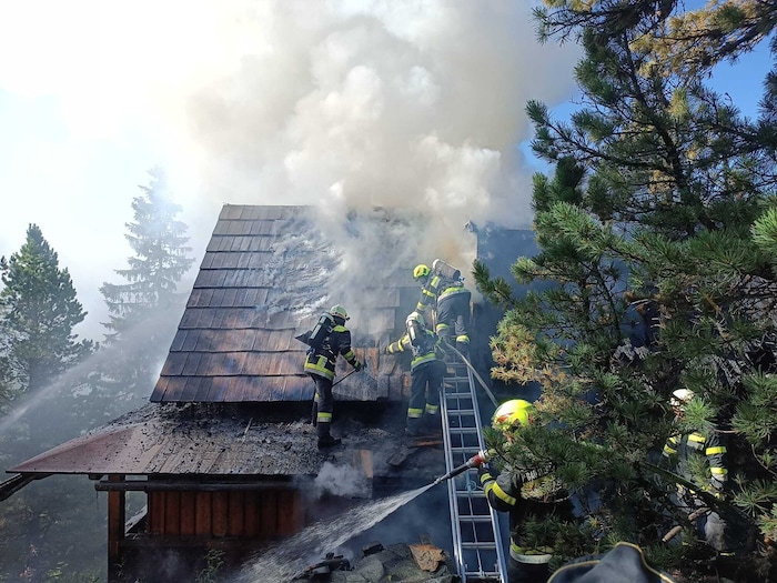 Der Brand brach in den frühen Morgenstunden aus.