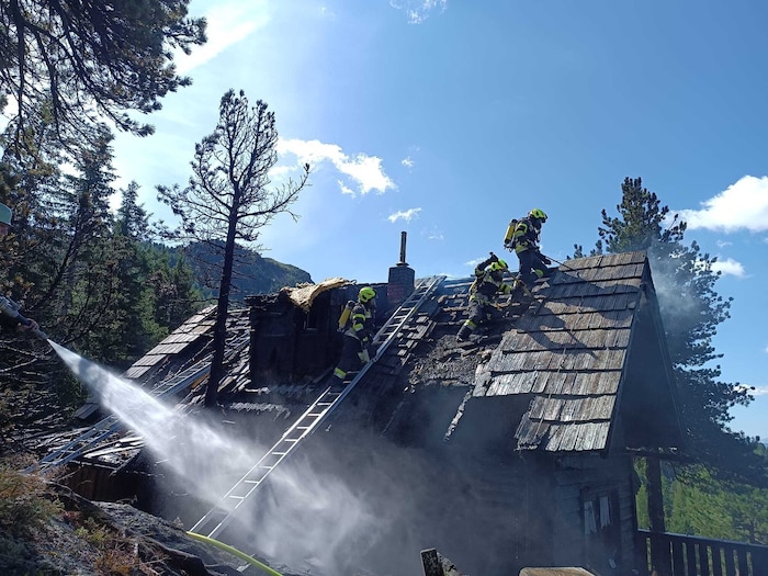 Unter schwerem Atemschutz wagten sich die Einsatzkräfte ins Innere der Hütte.