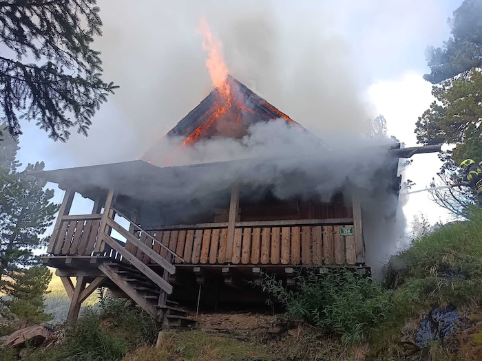 Das Feuer breitete sich im Bereich des Daches aus.