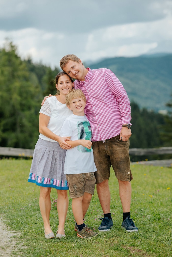 Die Familie Höflehner lebt und arbeitet am Irxnerhof: Caroline, Julian und Johannes (v. l.).