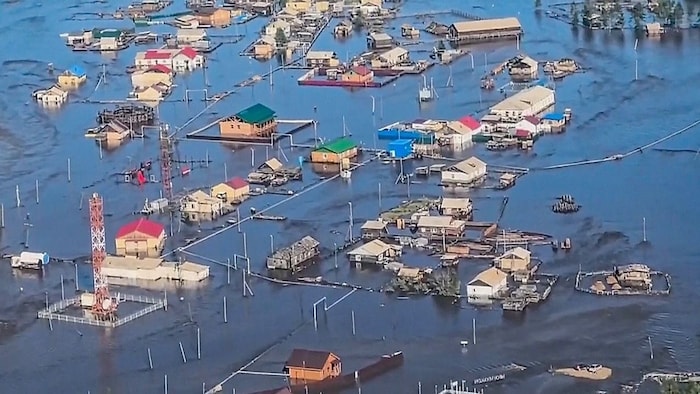 Rund 100 Häuser in Oimjakon stehen unter Wasser
