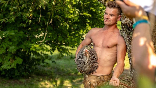 Philipp beim Shooting für den Jungbauernkalender 2026