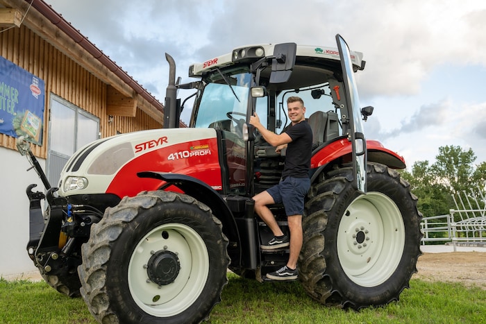 Am elterlichen Hof wird fleißig mitgearbeitet. Immerhin will der 23-Jährige den einmal ...