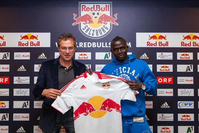 Da war die Welt zwischen ihnen noch in Ordnung: Ralf Rangnick (li.) präsentierte 2012 Sadio Mane ...