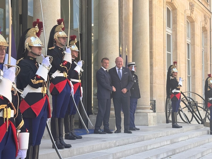 Frankreichs Präsident Emmanuel Macron begrüßte Kanzler Stocker am Freitag im Elysee-Palast.