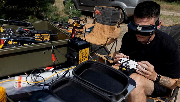 Ein ukrainischer Drohnenpilot während eines Trainingsfluges