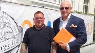 Elektriker Alexander Reiter (links) mit seinem Anwalt, Prozessspezialist Johannes Bügler