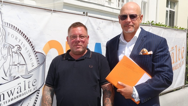 Elektriker Alexander Reiter (links) mit seinem Anwalt, Prozessspezialist Johannes Bügler
