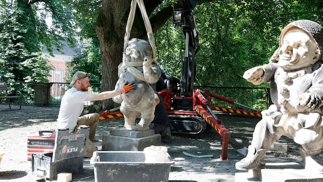 Oskar Burger beim Positionieren des 500-Kilo-Zwergs, der mühevoll repariert wurde.