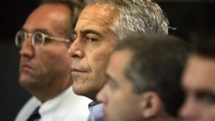 Jeffrey wurde angeklagt, einen Ring zur sexuellen Ausbeutung Minderjähriger unterhalten zu ...