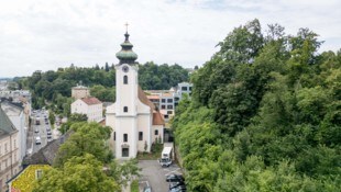 Aus der profanisierten Kapuzinerkirche sollen drei Männer Kindersärge und Heiligenstatuen ...