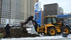 Eine Tankstelle in Moskau: Die EU will Russland mit ihren Sanktionen den Geldfluss aus dem ...
